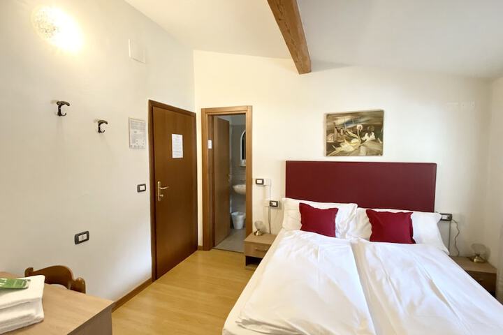 Room 13 of 148