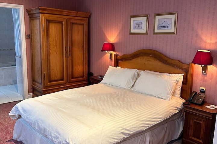 Room 13 of 33