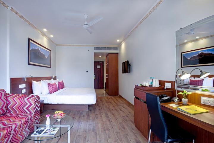 Room 13 of 33