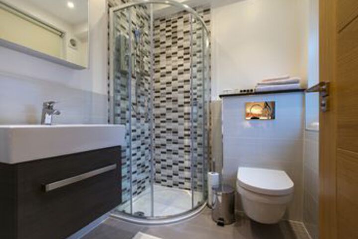 Room 4 of 77