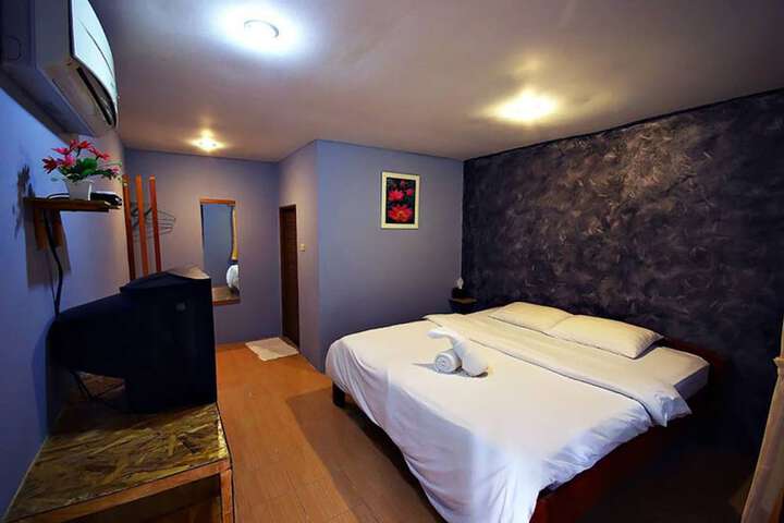 Room 6 of 12