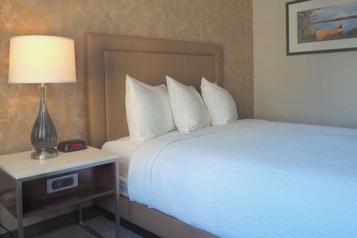 1 Queen Bed (2 of 12)