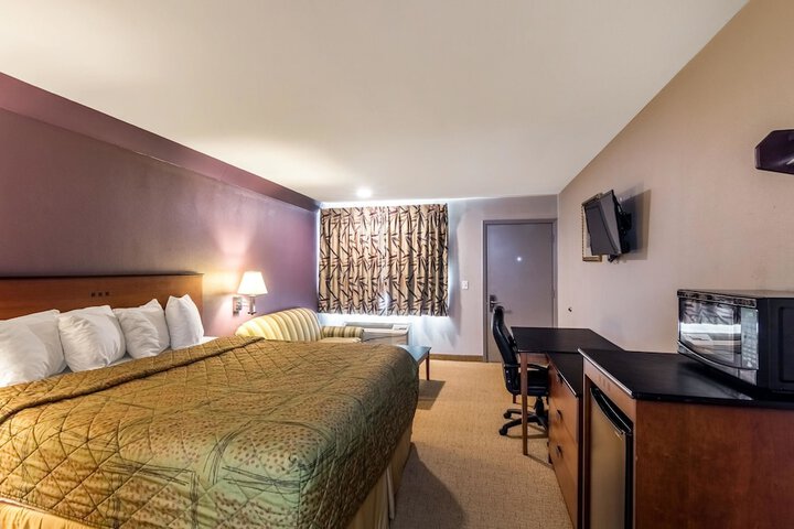 1 King Bed (2 of 8)