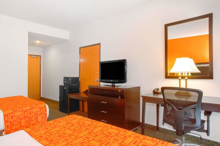 2 Queen Beds (2 of 7)