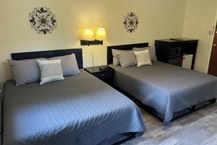 Comfort Room 1 Queen Bed (3 of 15)