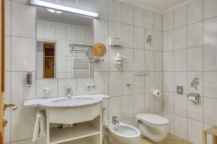 Room 100 of 151