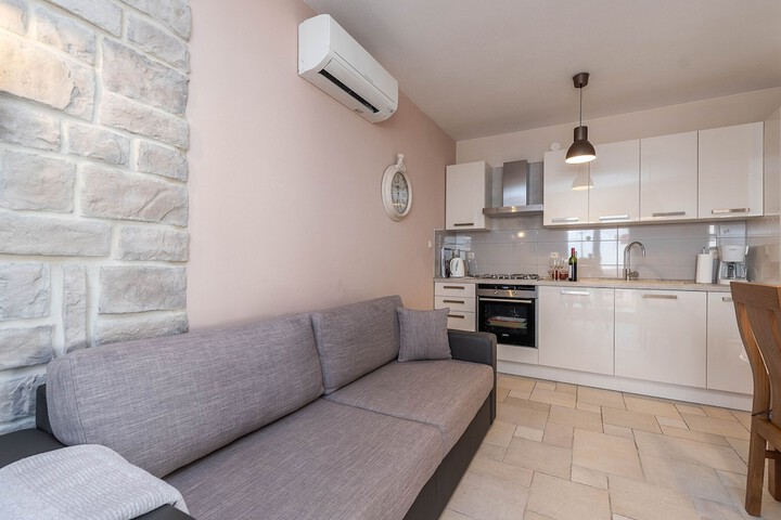 HOLIDAY HOME IN PETRCANE