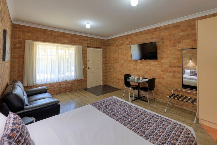 Room 4 of 50