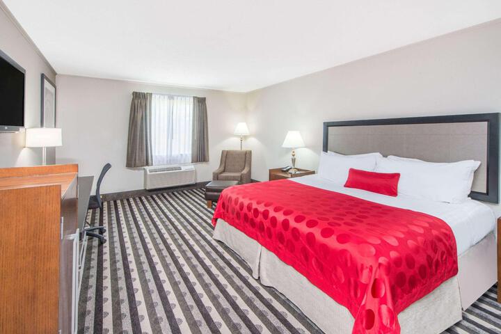 1 King Bed Deluxe Room (8 of 13)
