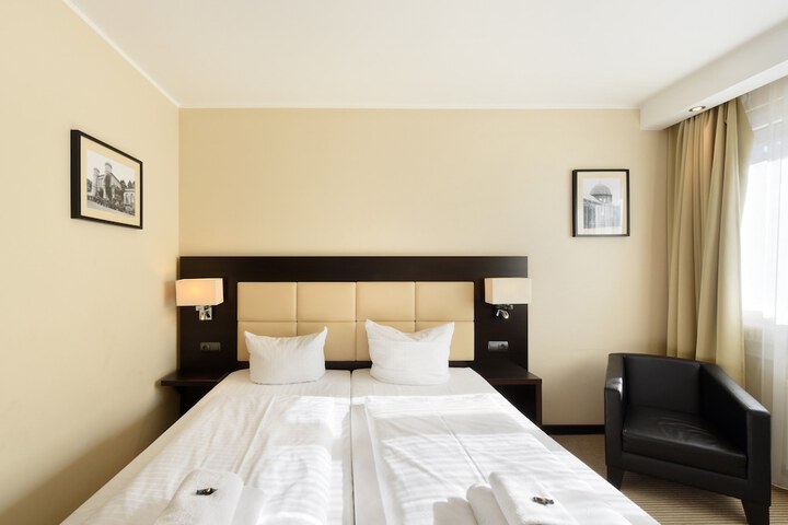 Room 9 of 35