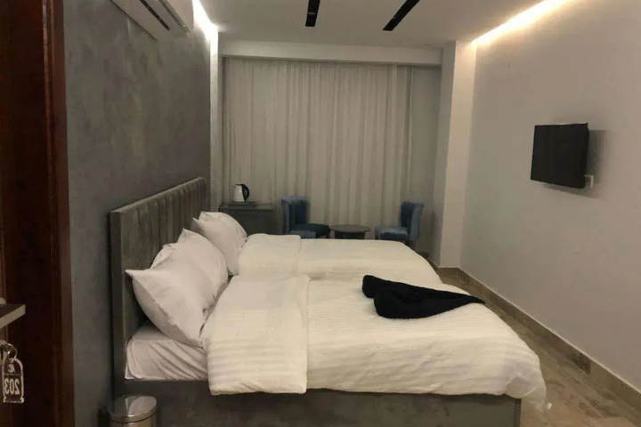 Room 5 of 9