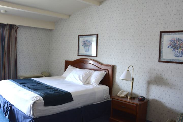 1 King Bed (5 of 21)