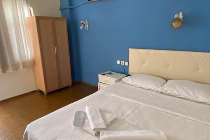 Room 4 of 16