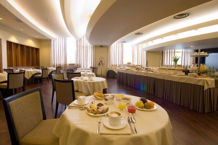 Dining 21 of 27