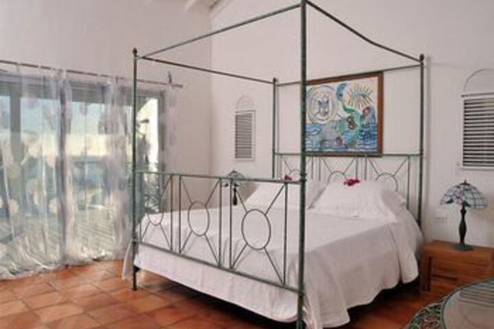 Room 4 of 16