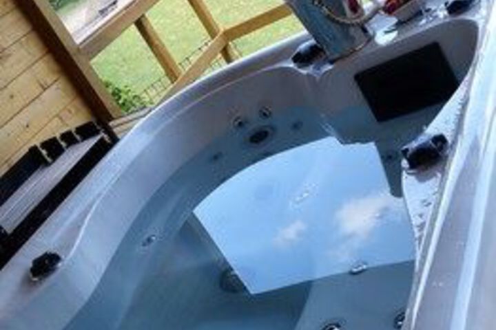 Hot Tub 9 of 18