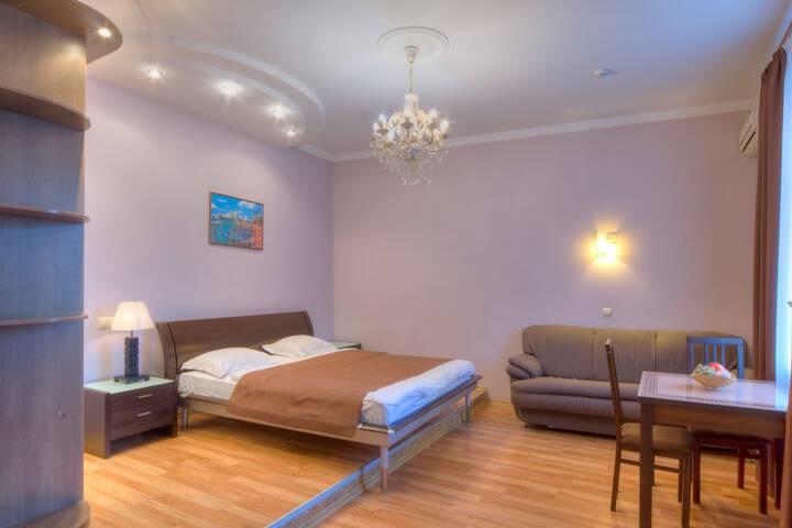 Room 6 of 100