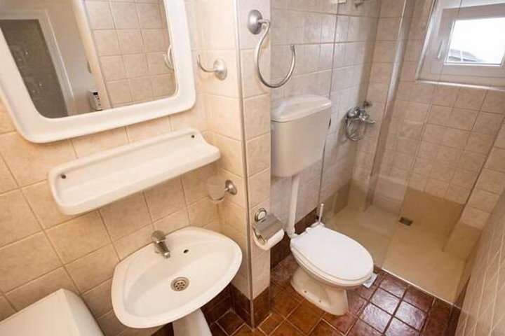 Room 8 of 14