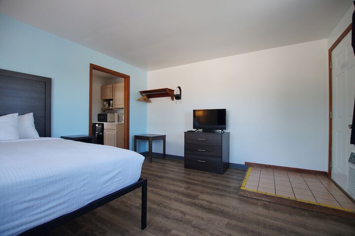 2 Bedrooms Traditional Suite King and Queen Bed Pool View Balcony (43 of 46)