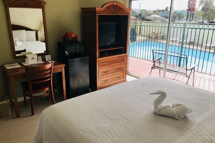 1 King Bed (5 of 8)