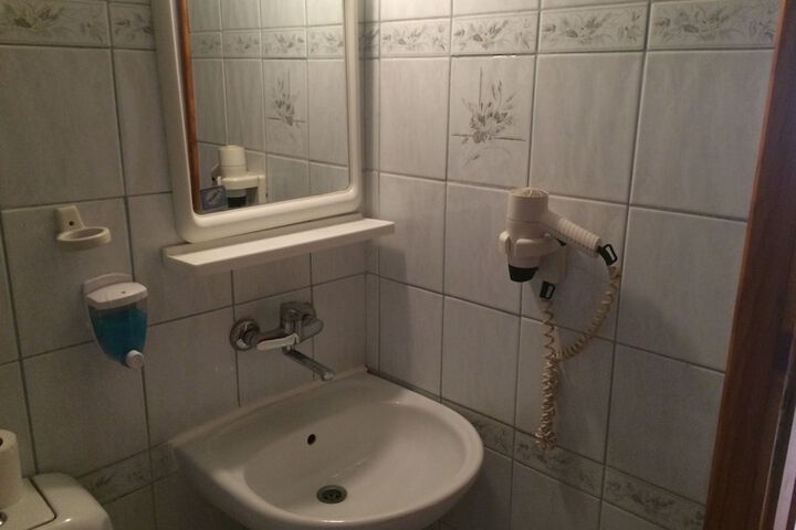 Room 12 of 18