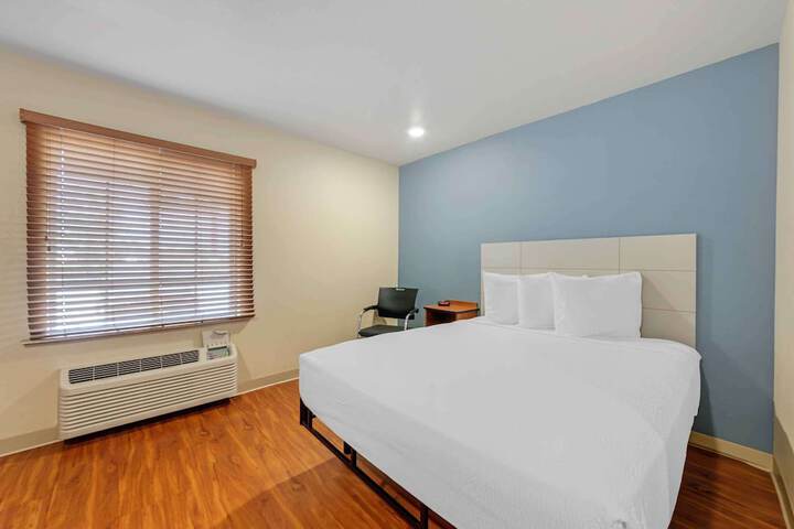 Standard Studio 1 Queen Bed (3 of 9)