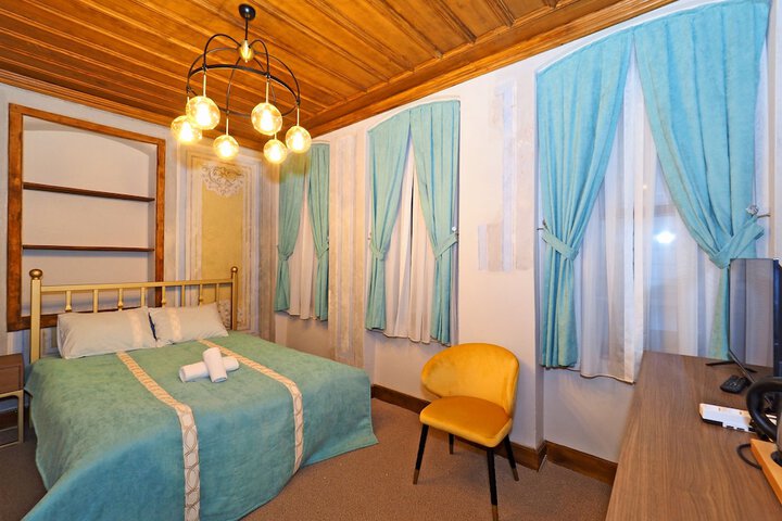 Room 6 of 18