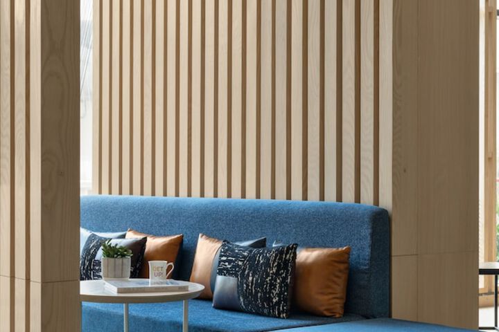 Lounge 76 of 80