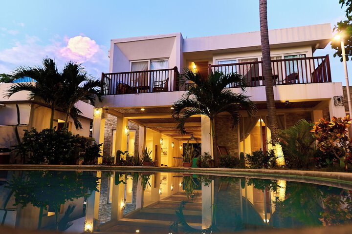 Aaki Hotel