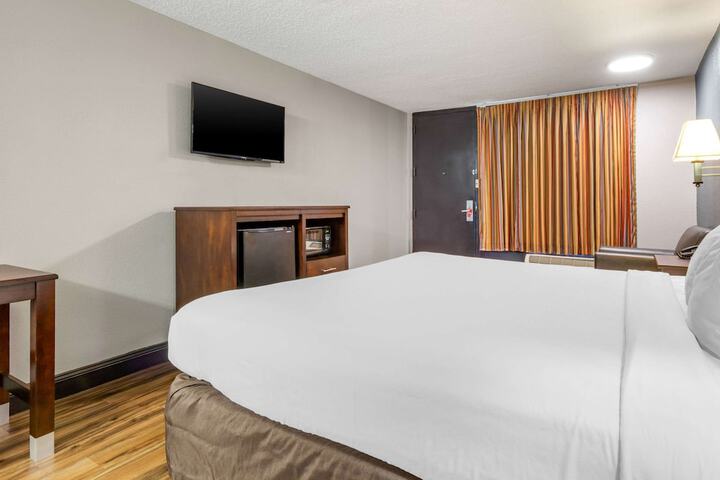 1 King Bed (4 of 6)
