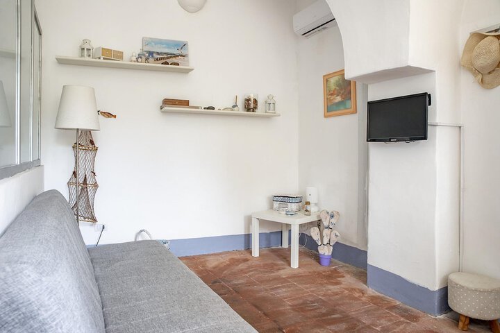 Room 6 of 18
