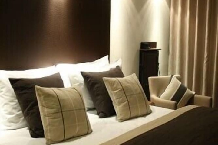 Room 8 of 18