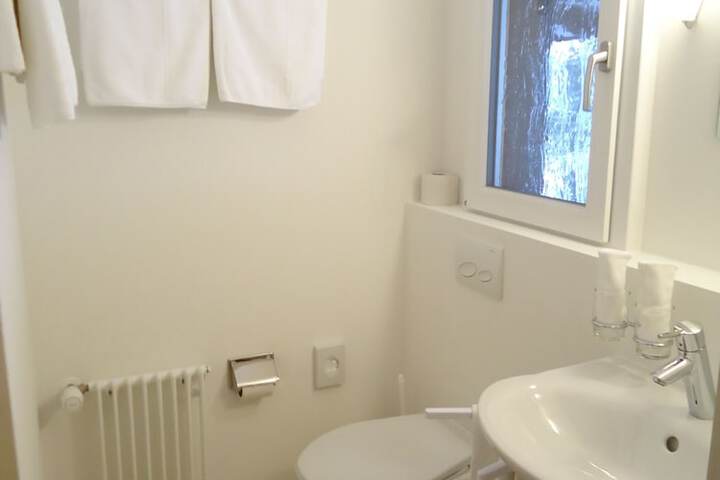 Room 35 of 76