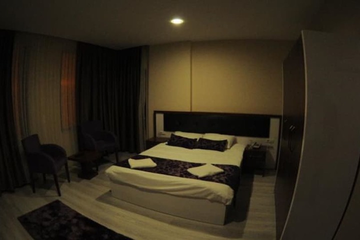 Room 4 of 7