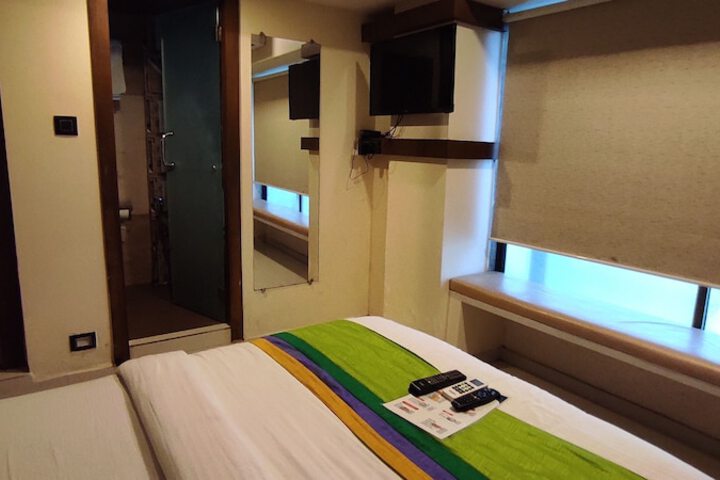 Room 9 of 14