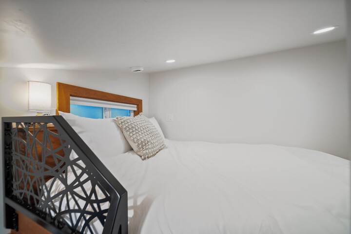 Room 6 of 173