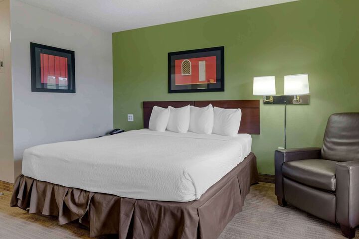 Studio King Bed (5 of 6)