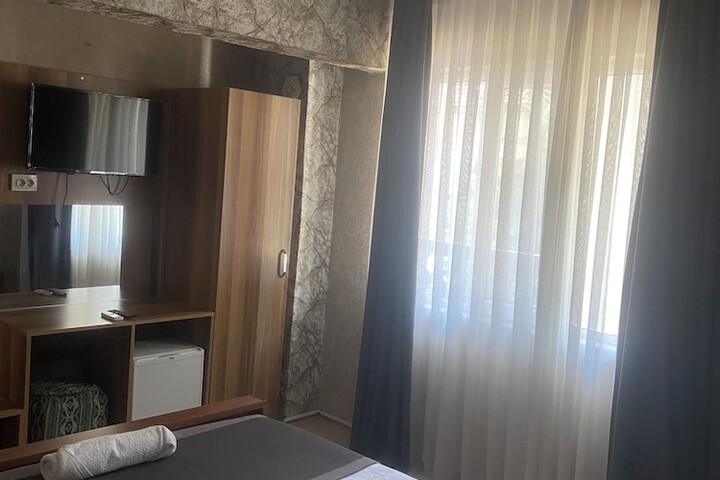 Room 33 of 80