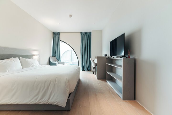 Room 12 of 103