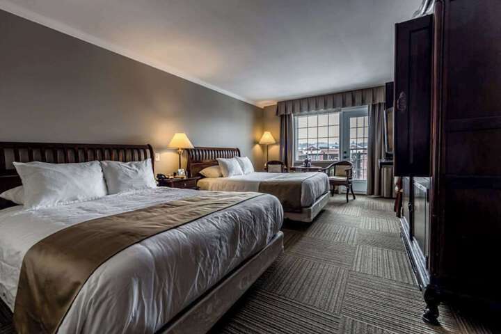 1 Queen Bed Accessible (27 of 27)
