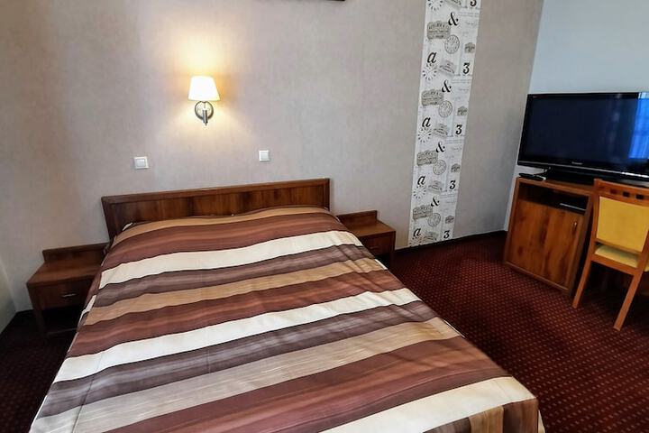 Room 4 of 33