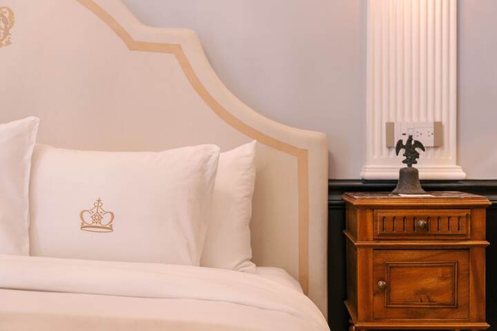 Room 4 of 28