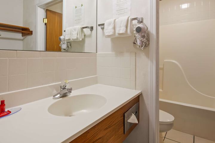 1 Queen Accessible Roll in Shower Desk Microwave, Refrigerator WiFi Continentalbreakfas (20 of 20)