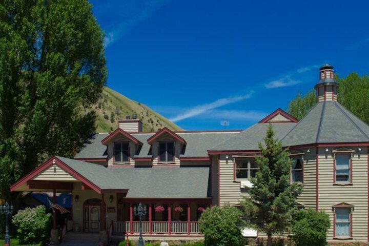 GRAND VICTORIAN LODGE