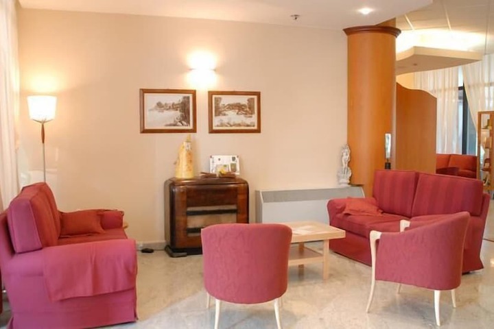 Lobby lounge