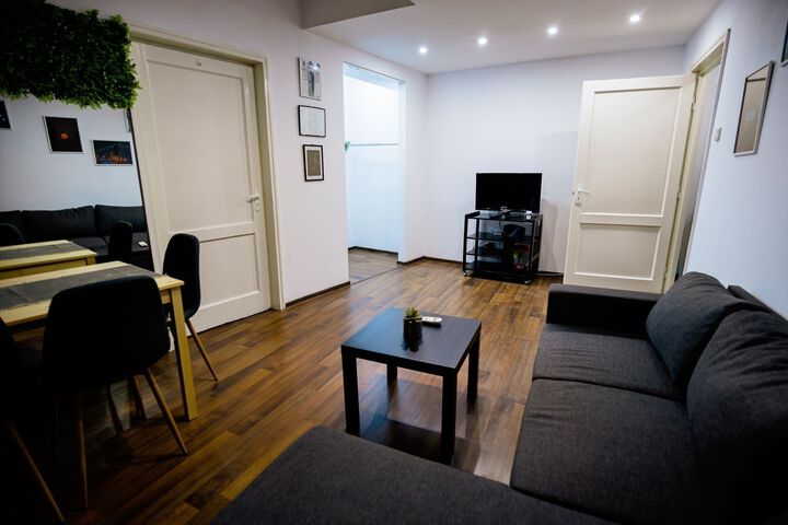 Room 5 of 9