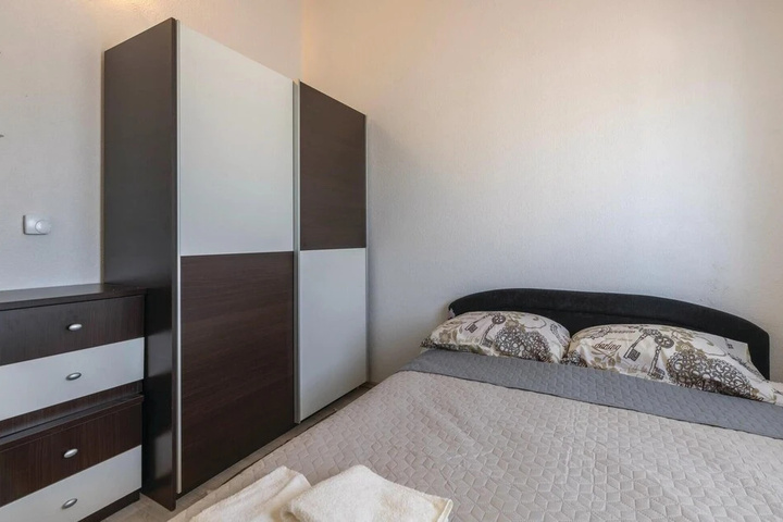 Stunning Home in Novigrad With Wifi and 4 Bedrooms