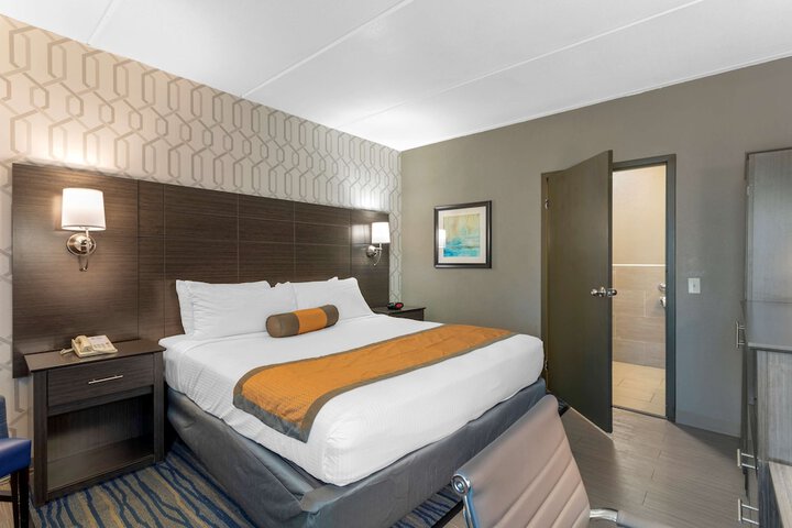 1 King Bed Exterior Entrance First Floor Microwave and Refrigerator WiFi Pet Friendly Room Full Breakfast (3 of 10)