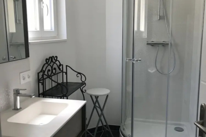 Room 7 of 12