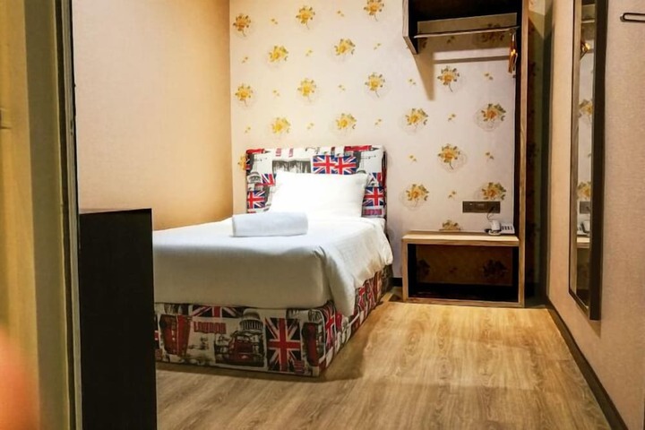 Room 28 of 49
